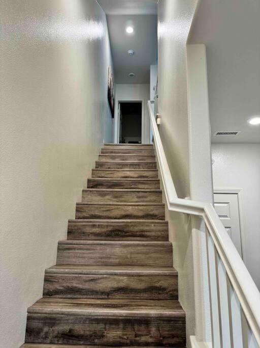 3 Bedroom Townhome with Large Living Area House in Downey
