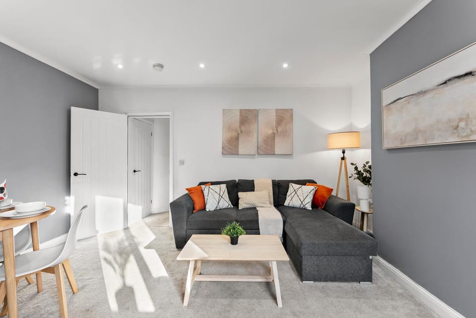 Spacious Modern 2BR - Parking - Workspace Area, Ideal for Contractors & Long Stays - NordStay House in Leeds