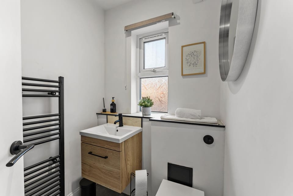 Spacious Modern 2BR - Parking - Workspace Area, Ideal for Contractors & Long Stays - NordStay House in Leeds