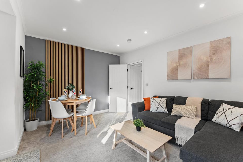 Spacious Modern 2BR - Parking - Workspace Area, Ideal for Contractors & Long Stays - NordStay House in Leeds
