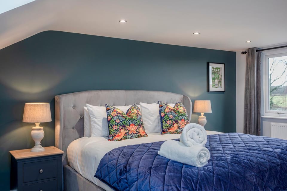 Bed, Photo of the whole room, Bedroom, towels