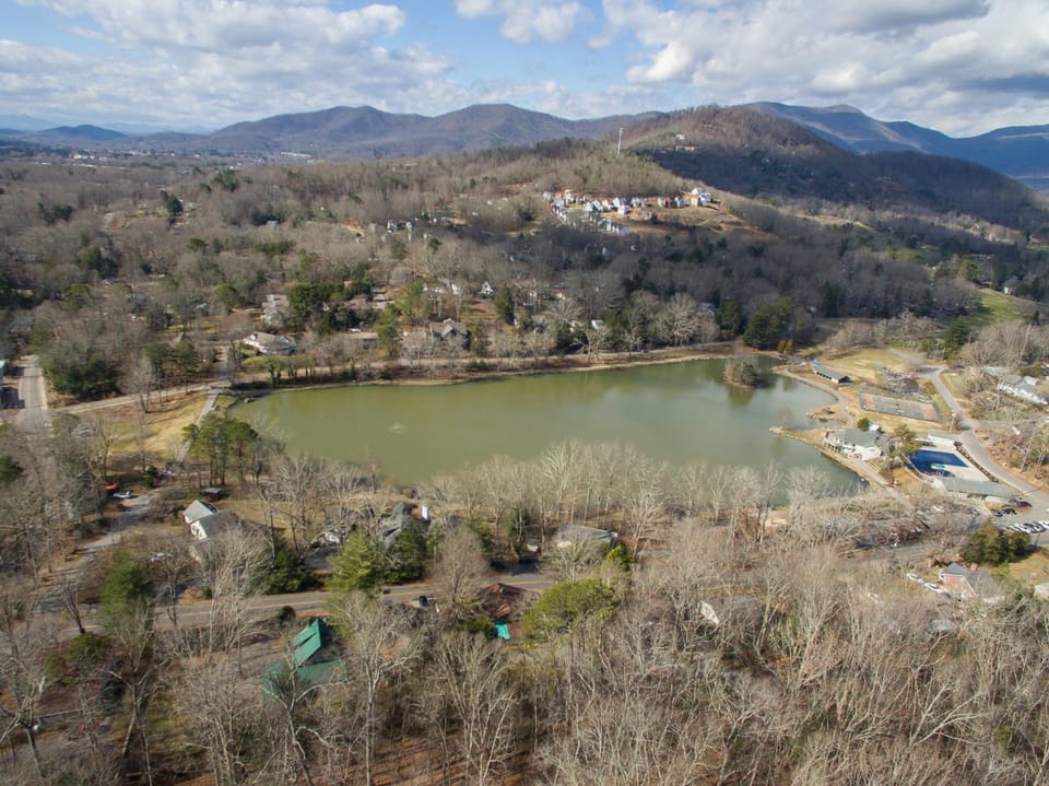 Lake Tomahawk Retreat House in Black Mountain
