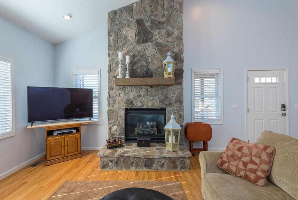 Lake Tomahawk Retreat House in Black Mountain