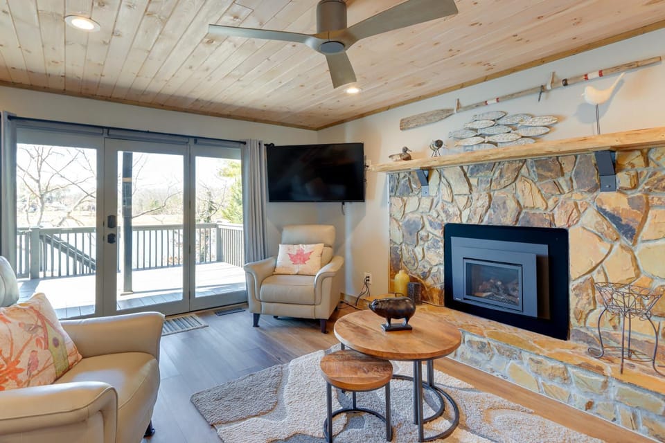 Lakefront Townhome w/ Dock: 6 Mi to Blue Ridge! House in Blue Ridge Lake