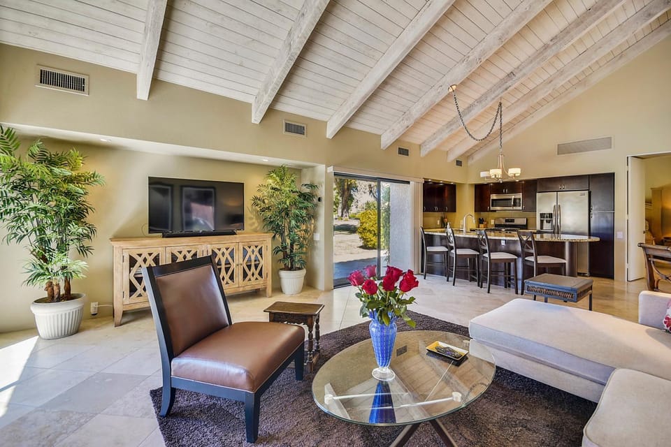 ELEGANT LAKESIDE VILLA: Epitome of the Indoor-Outdoor Palm Springs Lifestyle! Managed by Greenday. House in Rancho Mirage