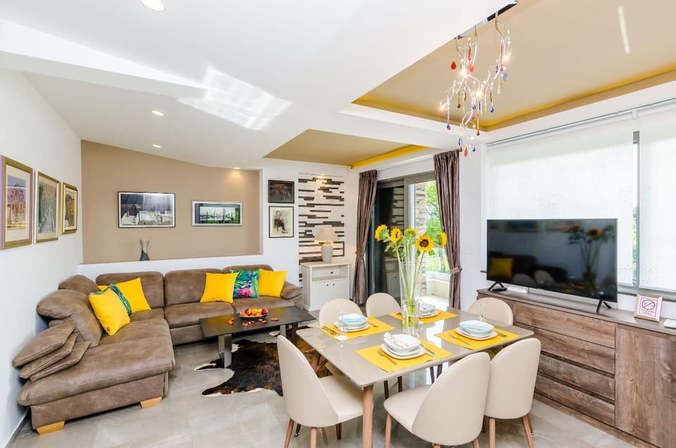 TV and multimedia, Seating area, Dining area