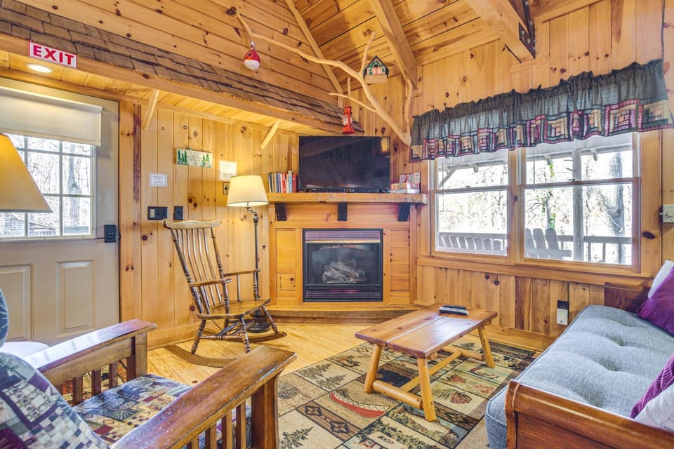 Quaint Dahlonega Cabin w/ Cavenders Creek Access! Cabin in Georgia
