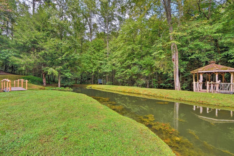 Quaint Dahlonega Cabin w/ Cavenders Creek Access! Cabin in Georgia