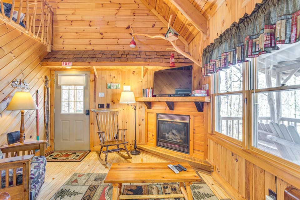Quaint Dahlonega Cabin w/ Cavenders Creek Access! Cabin in Georgia