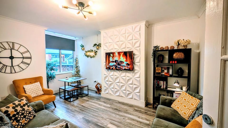 TV and multimedia, Living room, Seating area, Dining area