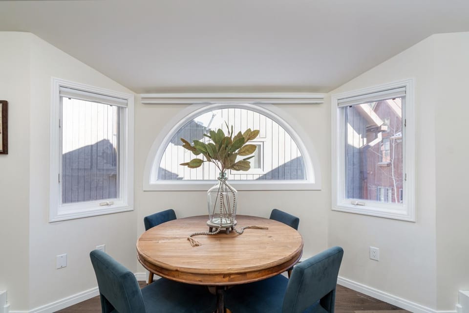 Newly Remodeled 2nd floor Lulu City Condo House in Telluride