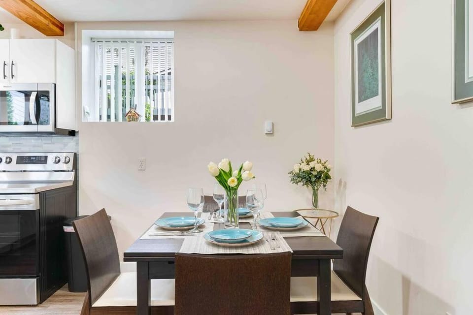 Kitchen or kitchenette, Dining area, stove