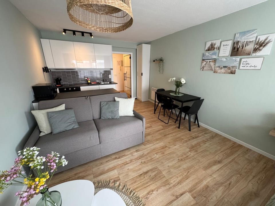 Kitchen or kitchenette, Living room, Dining area