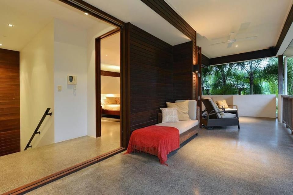 6 Beachfront Mirage - Luxury 4 Bedroom Home House in Port Douglas