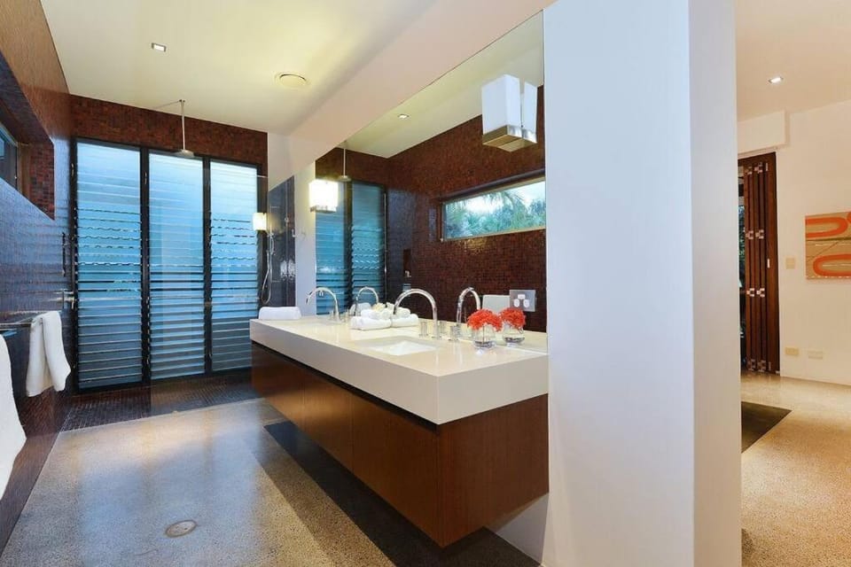 6 Beachfront Mirage - Luxury 4 Bedroom Home House in Port Douglas