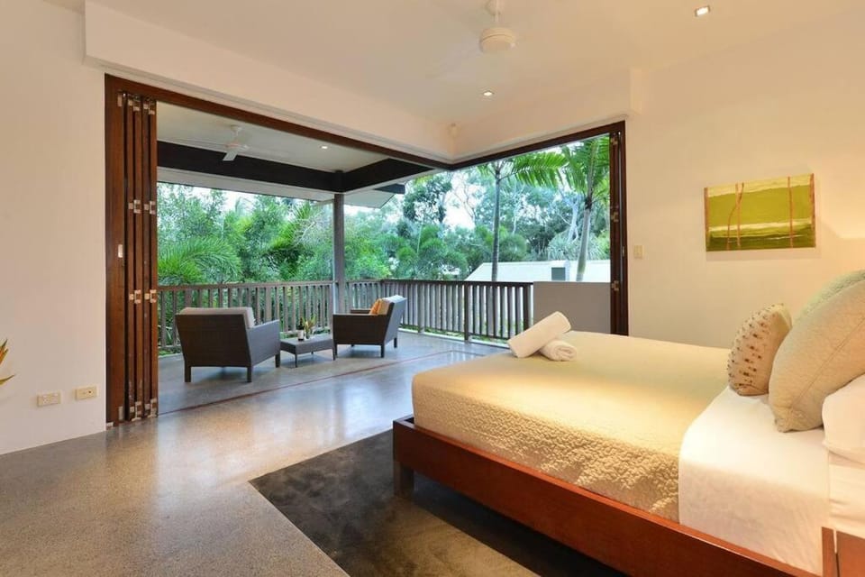 6 Beachfront Mirage - Luxury 4 Bedroom Home House in Port Douglas