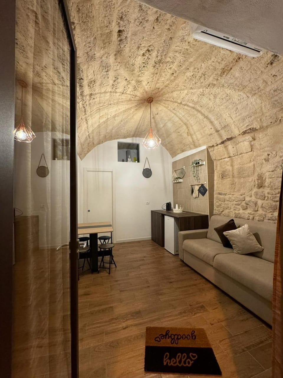 Bed, Living room, Photo of the whole room, Seating area, oven, air conditioner