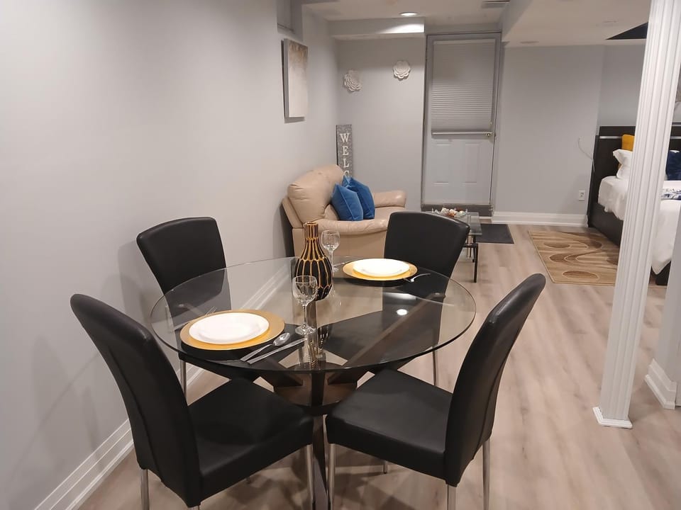 Furnished calm basement studio apartment Apartment in Milton