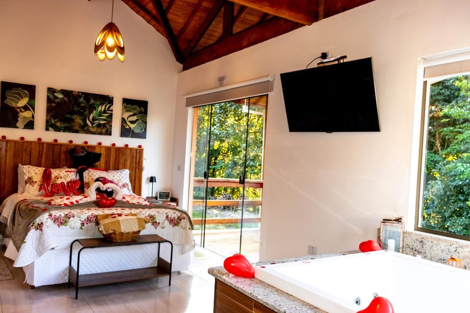 Bed, Hot Tub, TV and multimedia, View (from property/room), Balcony/Terrace, Photo of the whole room, Decorative detail, Bedroom, Garden view, Landmark view, Area and facilities, Entertainment, furniture, internet, pet friendly, towels
