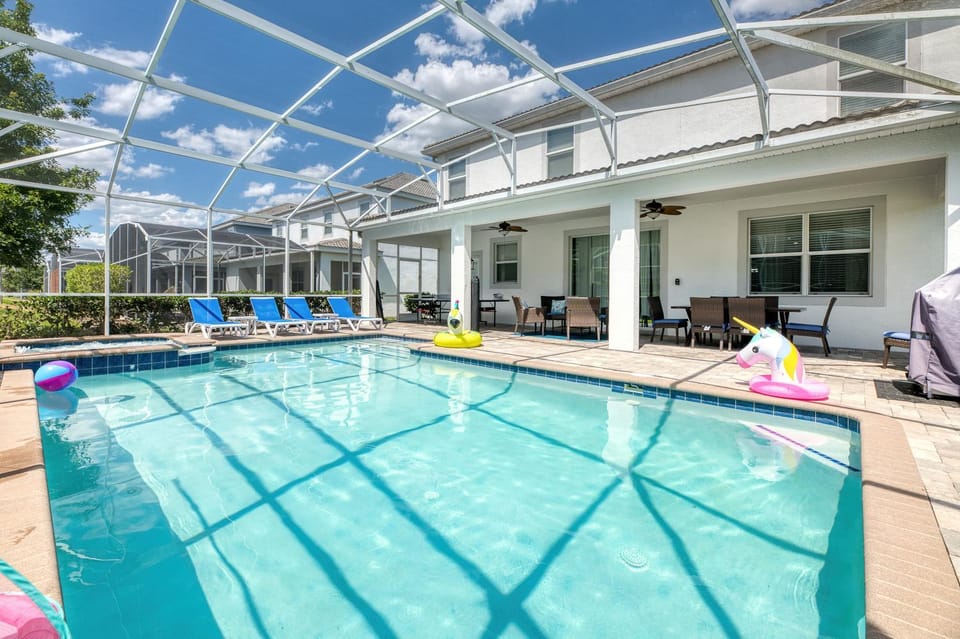 Patio, Swimming pool, sunbed