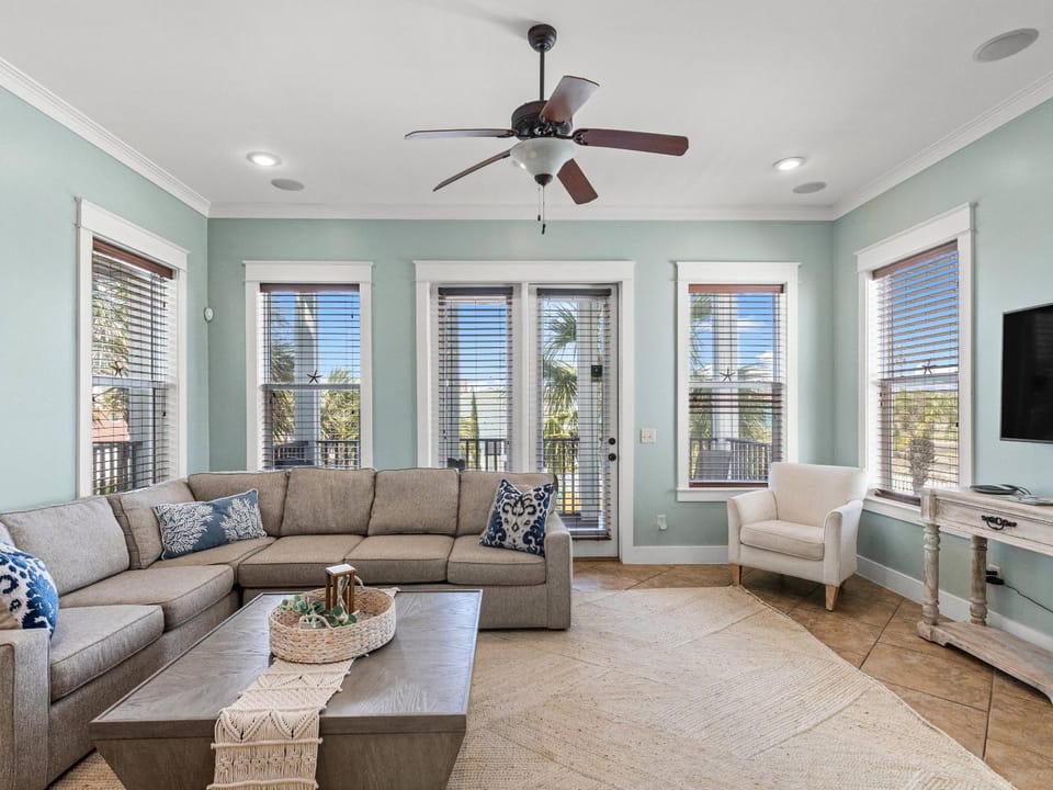 TV and multimedia, Living room, Seating area, Sea view, furniture