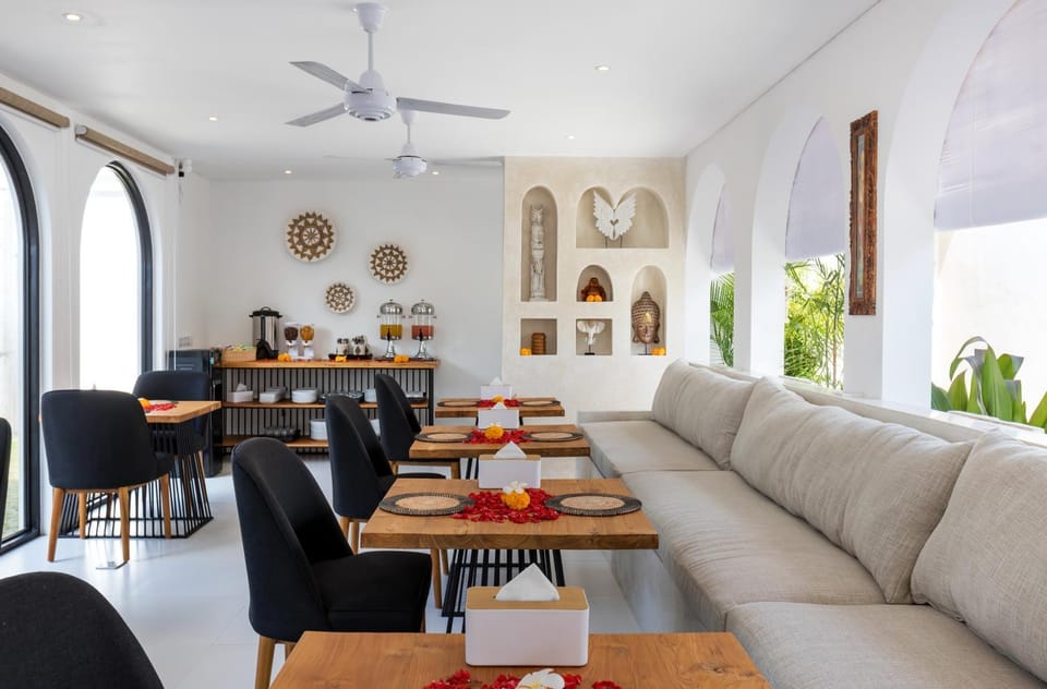 Property building, Restaurant/places to eat, Breakfast