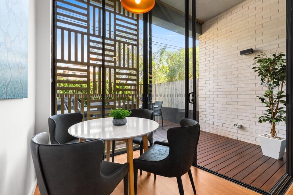 1-Bed Unit with Alfresco Dining and BBQ Apartment in Kensington