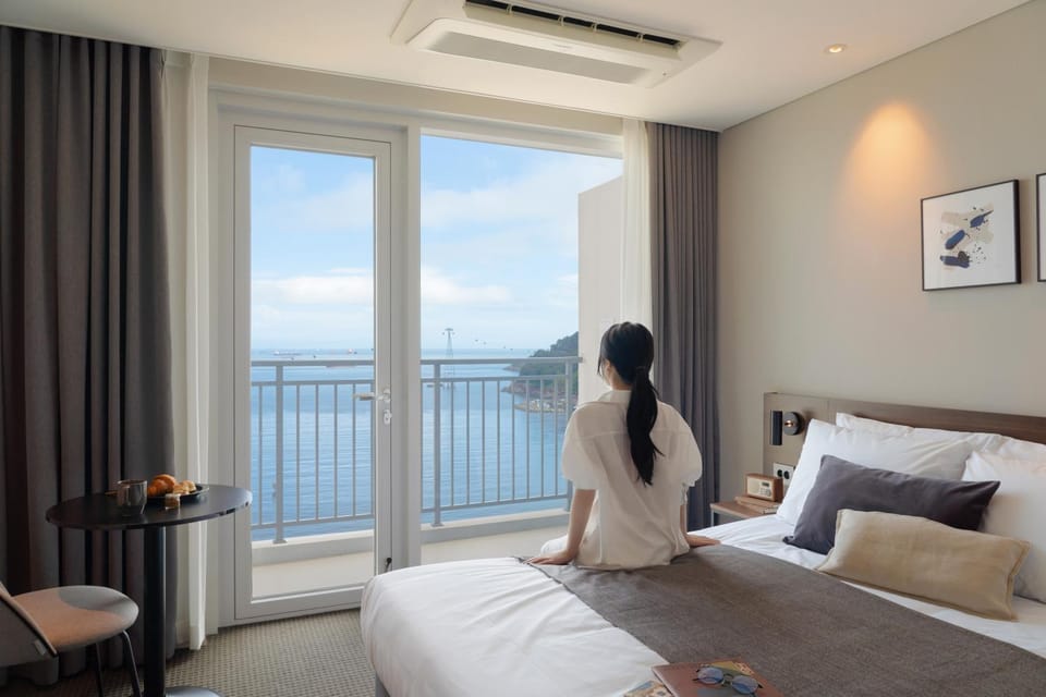 Photo of the whole room, Sea view