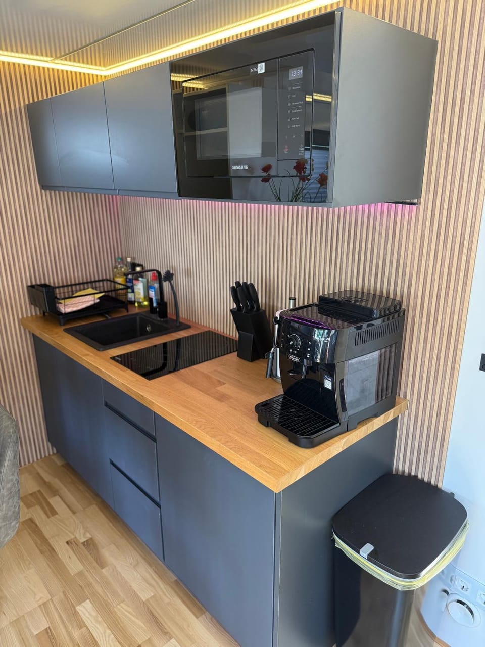 Coffee/tea facilities, Kitchen or kitchenette, stove, toaster