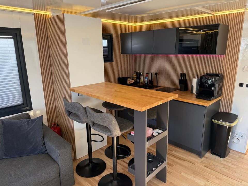 Coffee/tea facilities, Kitchen or kitchenette, Living room, Seating area, Dining area, stove, toaster