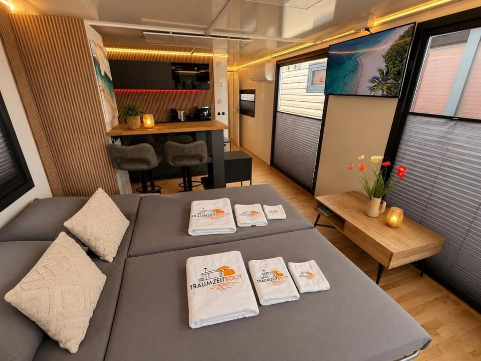 Hausboot mit Sauna - TraumZeitBoot Heidi - exklusiver Festlieger in perfekter Lage am Scharmützelsee Bad Saarow Docked boat in Bad Saarow