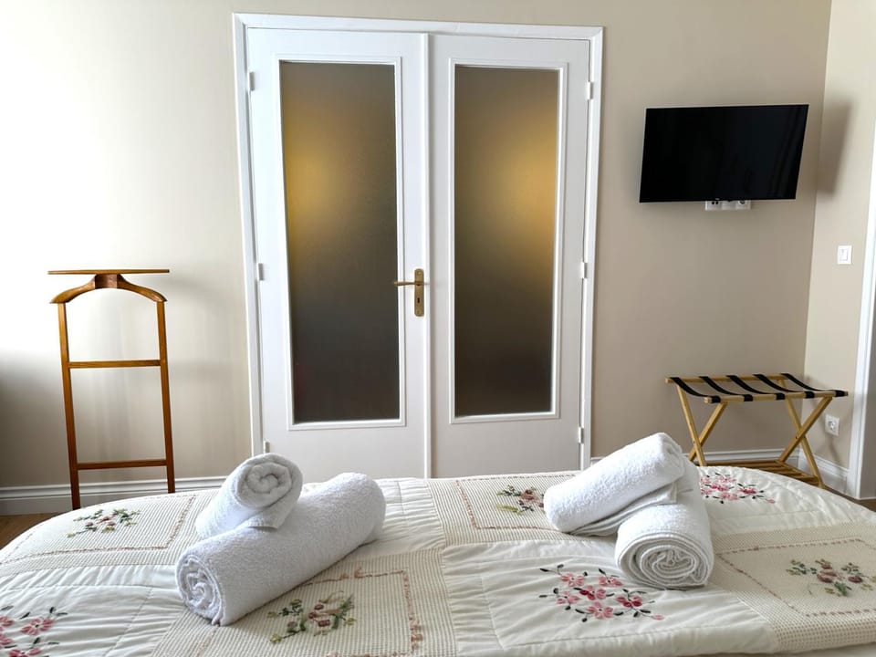 Bed, Bedroom, towels