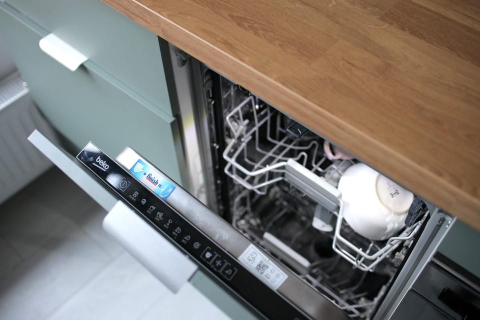 Kitchen or kitchenette, minibar, stove