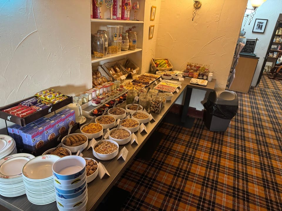 Restaurant/places to eat, Food and drinks, Breakfast, Continental breakfast, Buffet breakfast