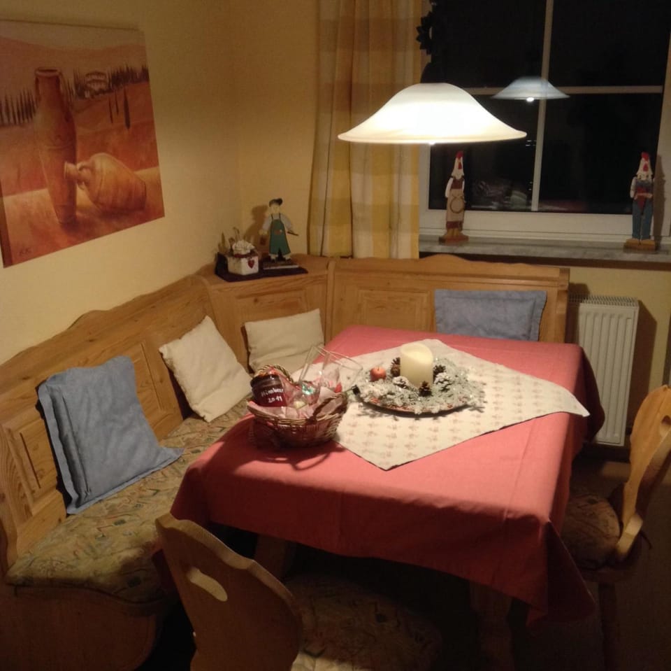 Photo of the whole room, Decorative detail