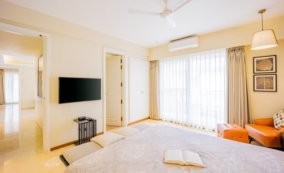 Bed, TV and multimedia, Photo of the whole room, Bedroom, fireplace, air conditioner