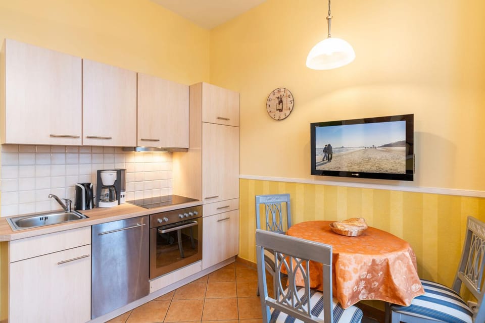 Kitchen or kitchenette, Seating area, Dining area, stove