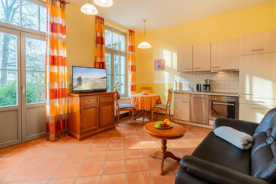 TV and multimedia, Kitchen or kitchenette, Living room, Seating area, Dining area, oven, stove