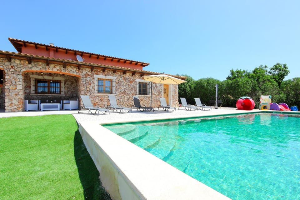Property building, Day, Pool view, Swimming pool, sunbed