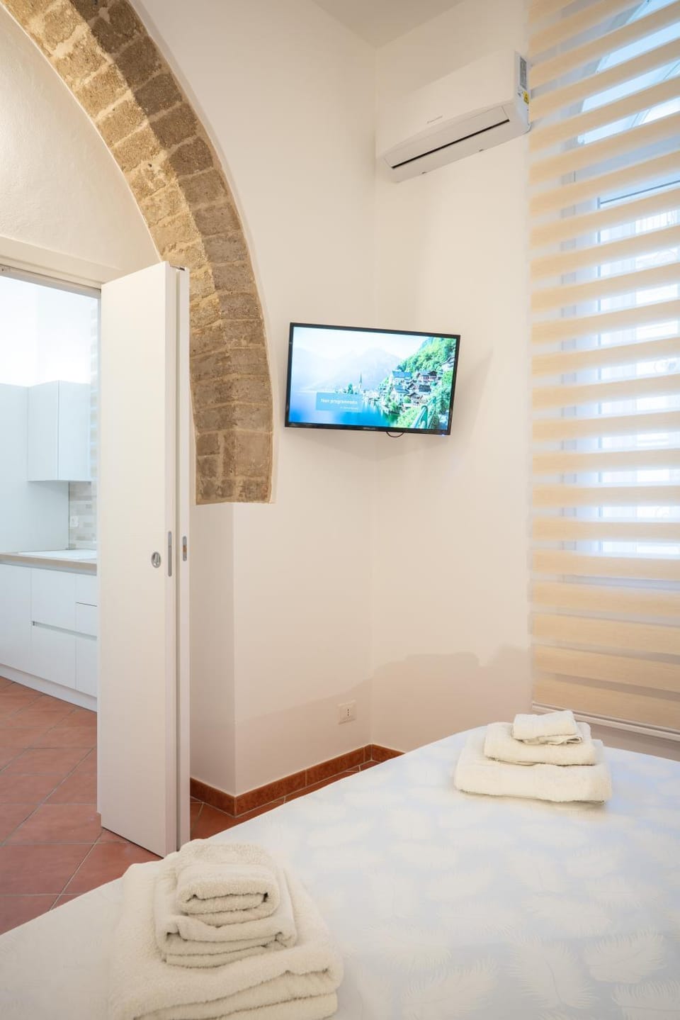 Bed, TV and multimedia, Bedroom