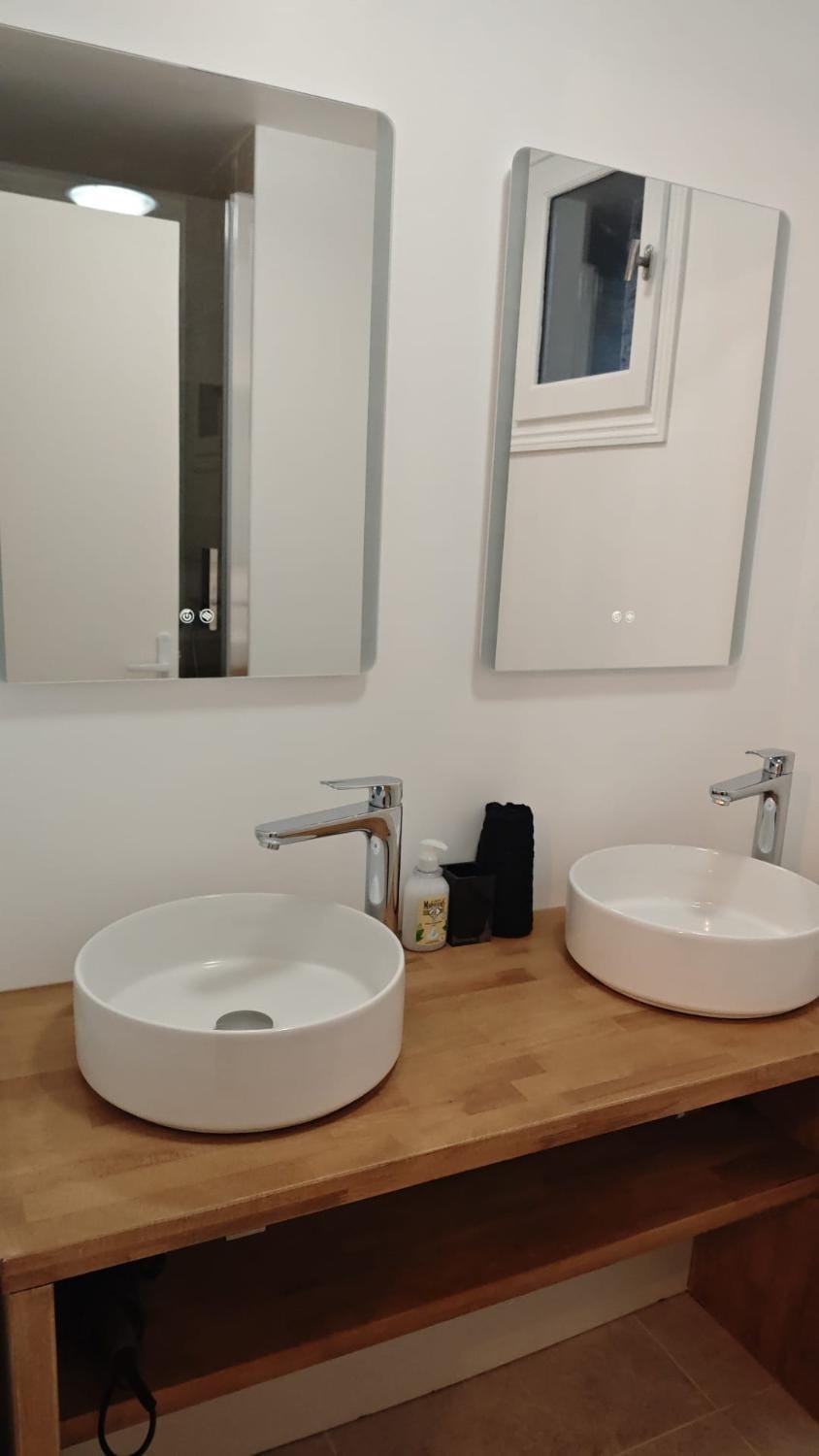 Huge House 210sqm 19 people Private Outdoor 2 Parking Top Location House in Saint-Denis, France