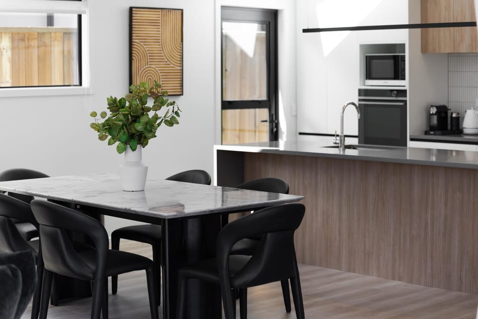 Kitchen or kitchenette, Dining area