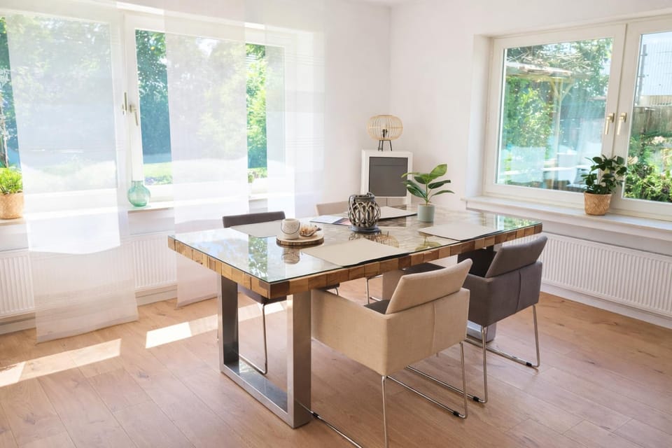 Seating area, Dining area