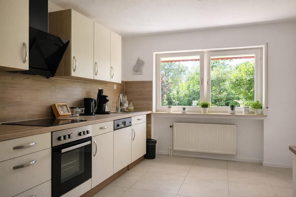 Coffee/tea facilities, Kitchen or kitchenette, dishwasher, oven, stove