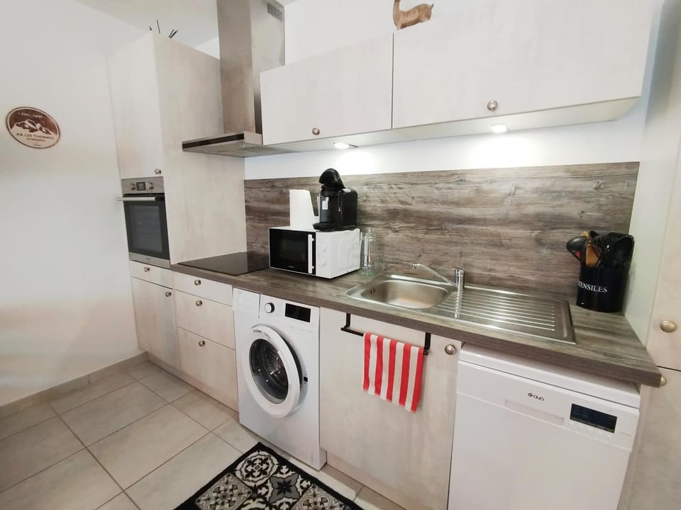 Coffee/tea facilities, Kitchen or kitchenette, dishwasher, microwave, oven, stove, washing machine