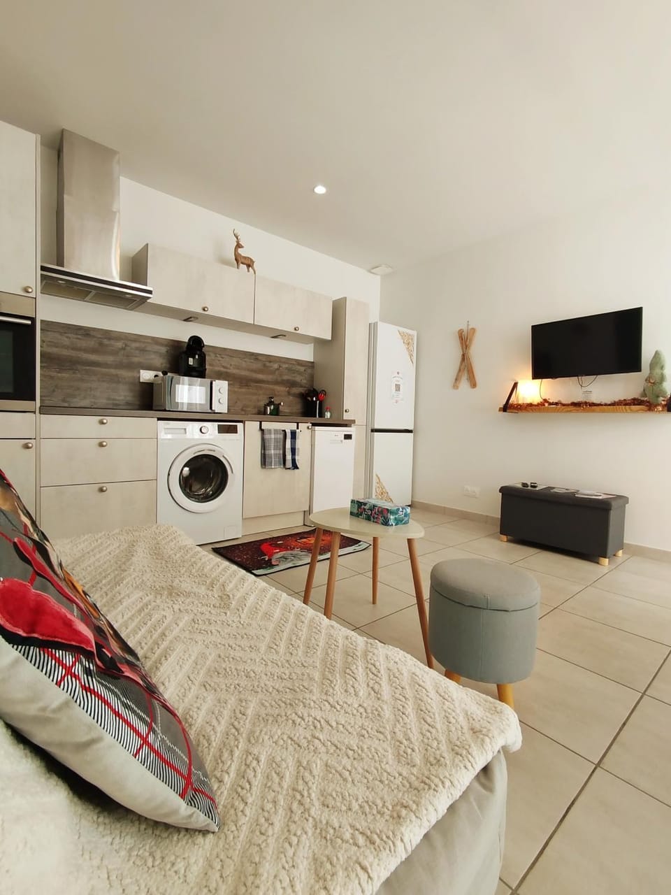 TV and multimedia, Kitchen or kitchenette, Living room, dishwasher, oven, stove, washing machine