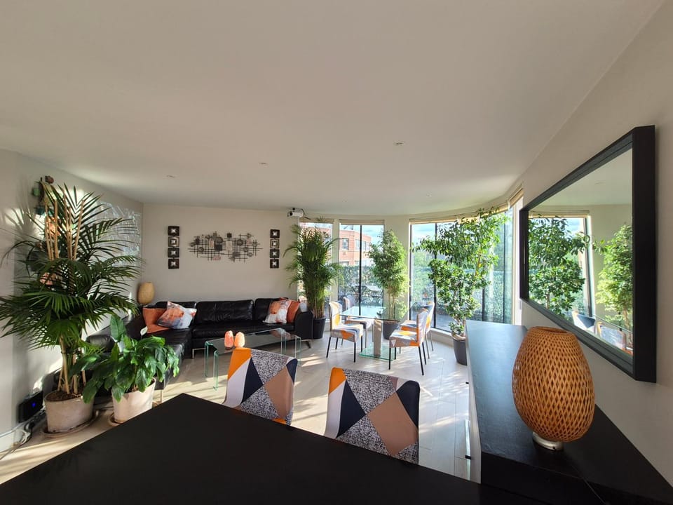 Panoramic Pondview Penthouse Apartment in London Borough of Hackney