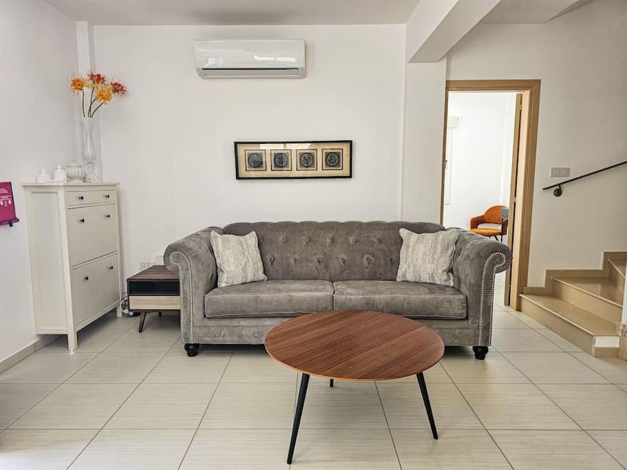 Living room, Seating area, air conditioner