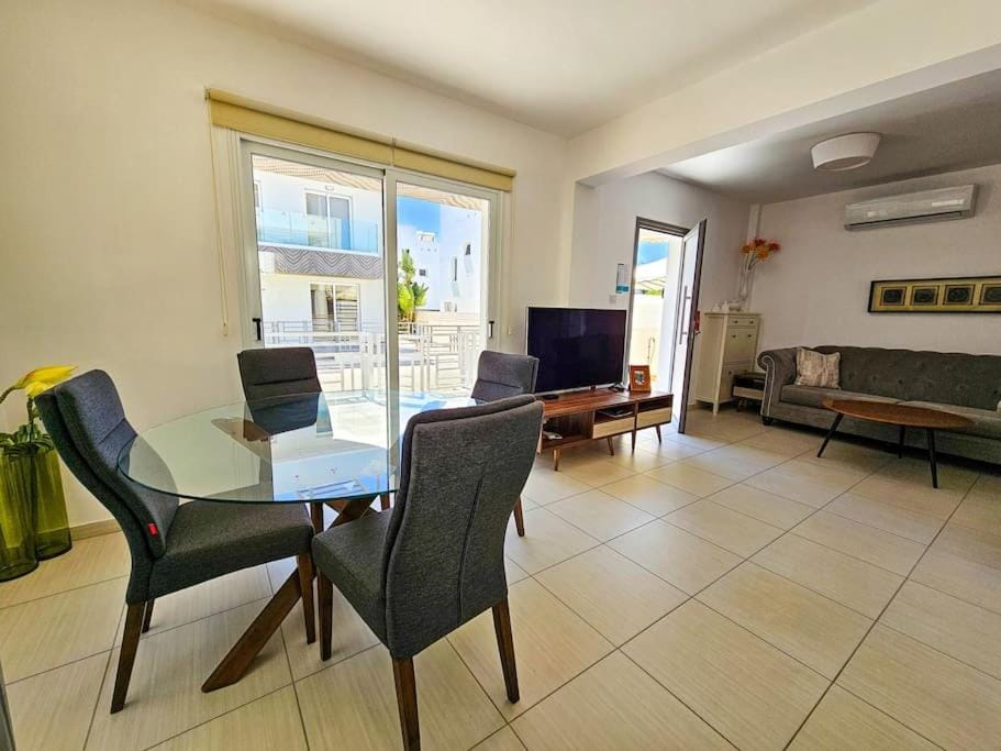 TV and multimedia, Living room, Dining area