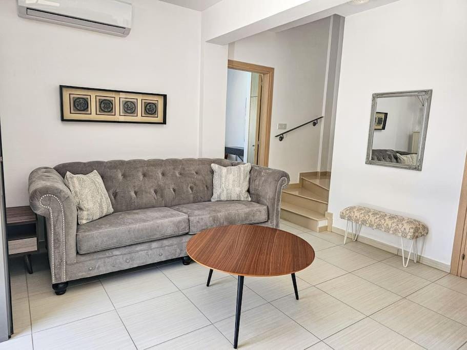 Living room, Seating area, air conditioner